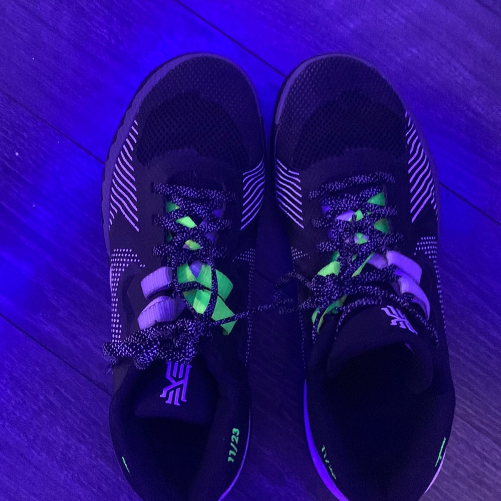 Nike Men's Kyrie Basketball Shoe size 9